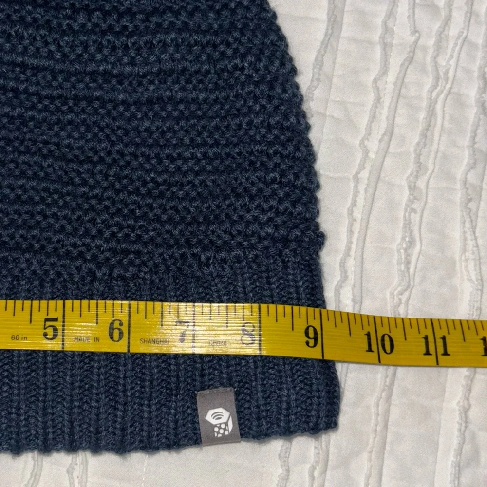 Mountain Hardwear navy knit toboggan/ beanie w/oversized Pom Pom outdoor hippie